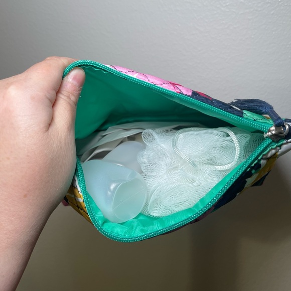 NEW Modella Floral Quilted Women's Travel Bag - Picture 8 of 12